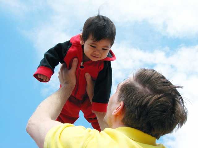 В Киеве ребенок попал в "скорую" после неудачной игры с отцом