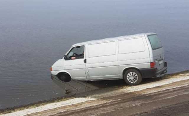 Напився і захотів вразити дівчину: черкащанин на мінівені покотився у Дніпро