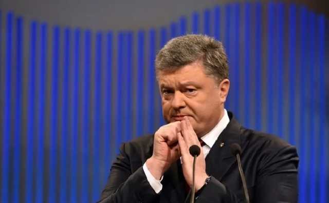 Порошенко едва не покалечил зонтик девушки в Днепре