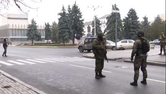 «Зеленые человечки» в Луганске: Плотницкий заявил, что это выходка Корнета, он нелегитимен