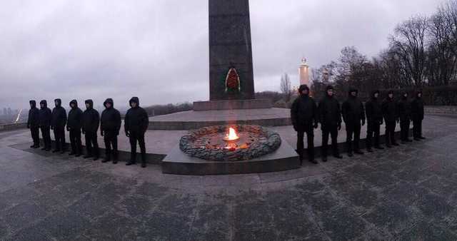 Кива опубликовал фото караула возле Вечного огня в Киеве