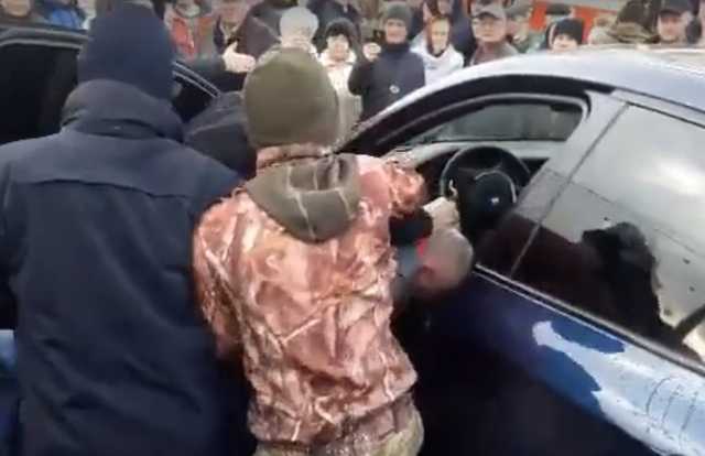 Люди устроили самосуд над водителем, который заблокировал движение транспорта