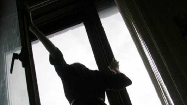 В Днепре школьница упала с девятого этажа и выжила