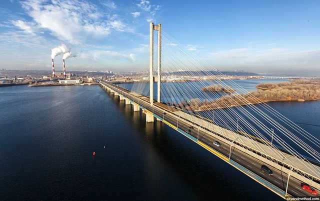 В Киеве с сегодняшнего дня почти на месяц ограничили движение по Южном мосту