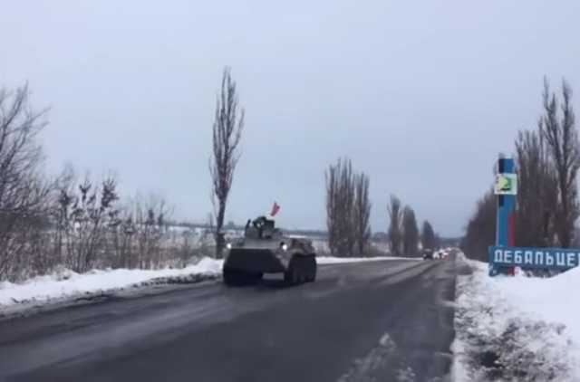Появилось видео, как колонна бронетехники "ДНР" выехала из Луганска