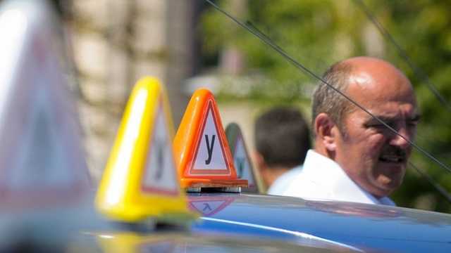 "Можно купить, потерпеть 2 года и поменять". У водительских прав появился срок годности