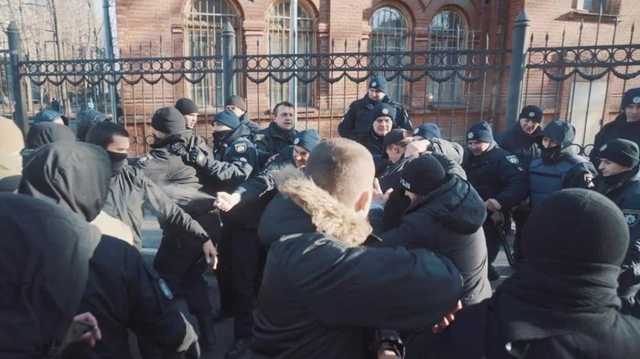 В Харькове побоище, громят территорию ВУЗа: жесткие фото