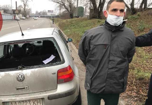 Киевлянин бегал голым по улице и плевался в патрульных