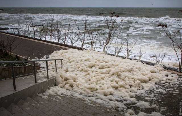 На Одессу обрушился шторм: волны накрывали пляж хлопьями пены
