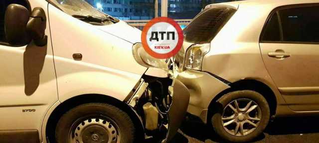 Гололед в Киеве. На Нивках столкнулись четыре авто