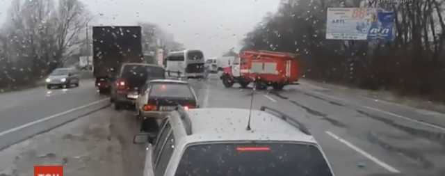 На трасі Київ-Чернігів зіштовхнулося одразу 11 машин