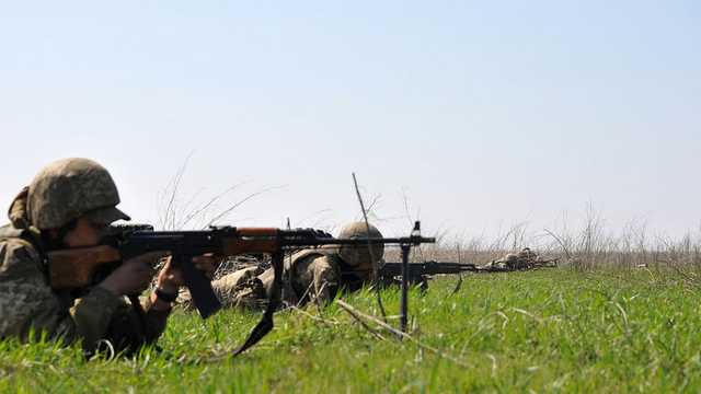 Как на передовой ВСУ и боевики делят один колодец и магазин