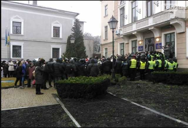 Взбешенные женщины с детьми штурмуют горсовет: началась революция мам
