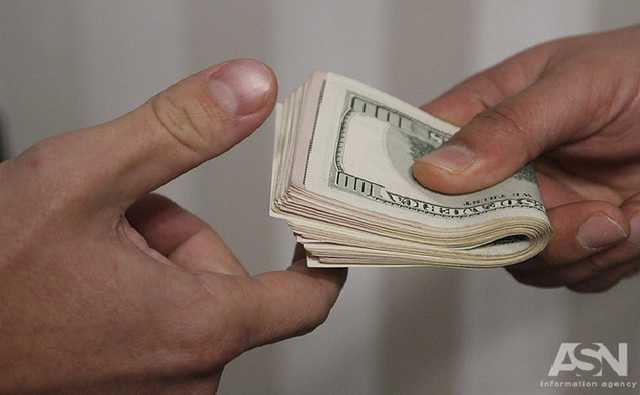 Поліцейський у Києві попався на хабарі в 3 млн грн