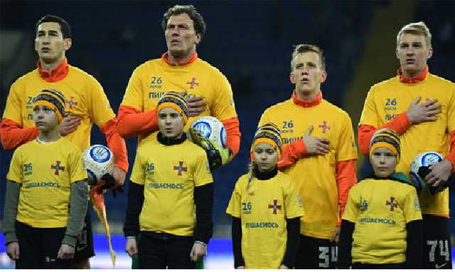 "Легко отделались, а могли б потребовать петь на коленях": соцсети о футболках "Шахтера"