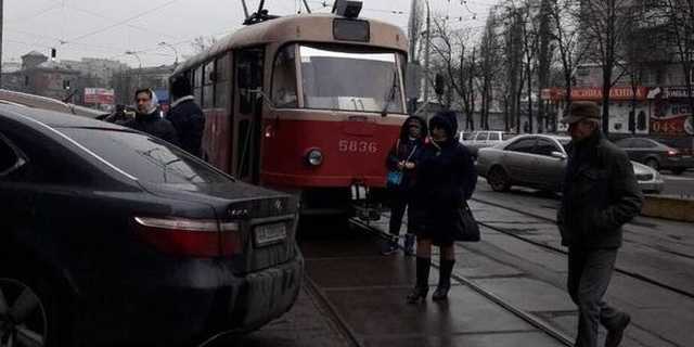 Жлоб-герой парковки: Хам на Лексусе заблокировал движение трамваев