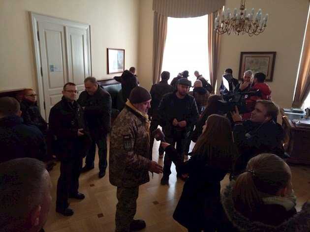 АТОшники прорвались в мэрию Львова и выдвинули требование