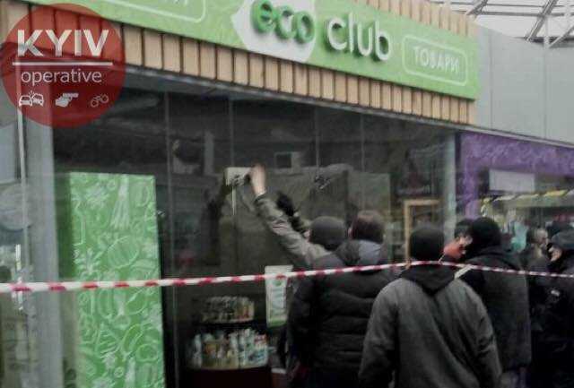 В Киеве сносят МАФы на Севастопольской площади