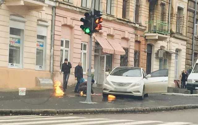 В центре Одессы подожгли автомобиль