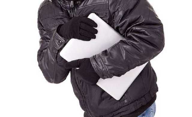 Появилось видео, как в Киеве мужчина украл ноутбук и мобильный в салоне красоты