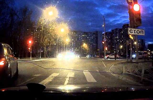 Спасло чудо: в Киеве ополоумевший водитель маршрутки поехал на красный свет