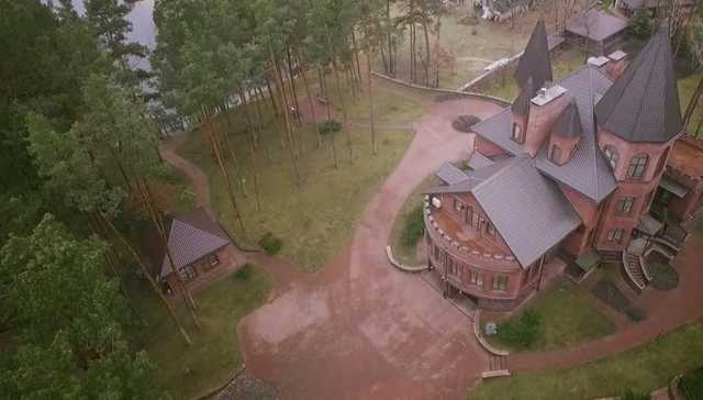 Активисты взялись за экс-прокурора, который построил дворец в киевском заповеднике