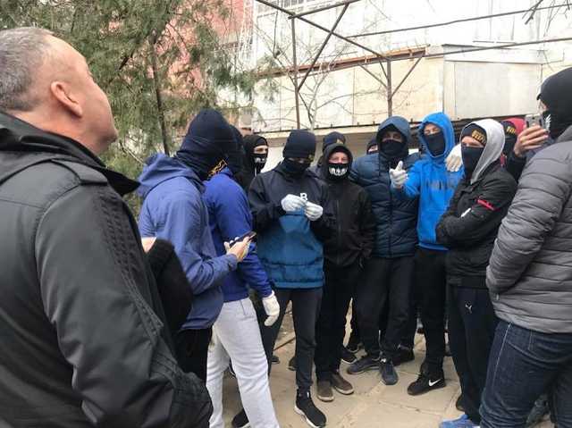 В Херсоне активисты забросали яйцами соратника Медведчука