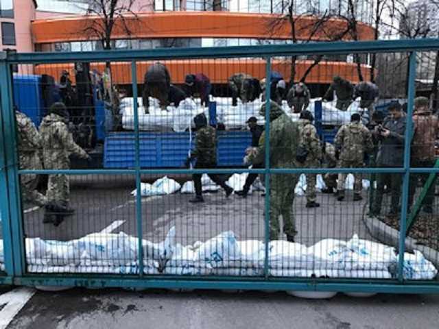 В Киеве люди в балаклавах заблокировали телеканал Мураева