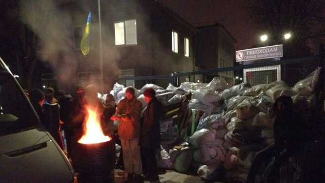 Под NewsOne блокировщики обустраивают быт, развели костер