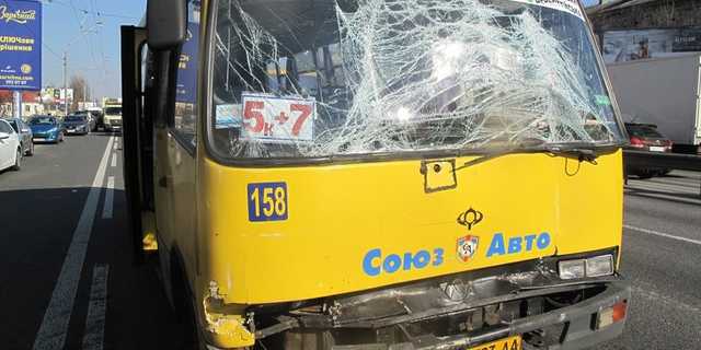 Масштабное ДТП в Киеве: маршрутка с людьми врезалась в фуру