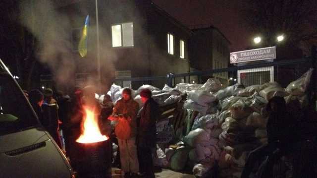 Аваков потребовал от радикалов снять блокаду NewsOne, а владельца канала обозвал мерзавцем