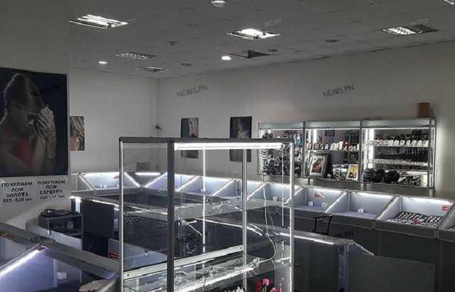 Среди бела дня в Николаеве со стрельбой ограбили ювелирный магазин