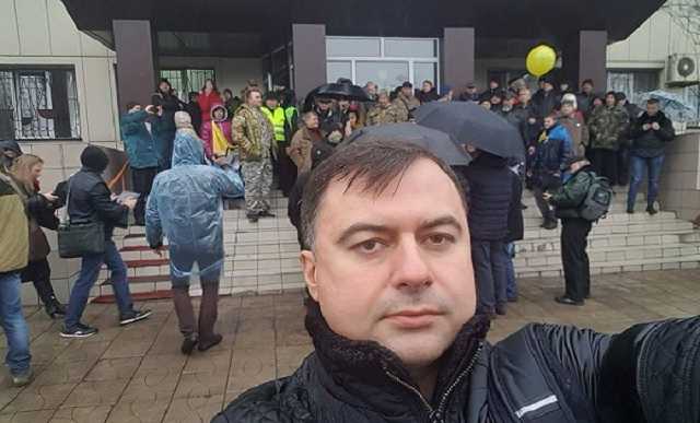 До будівлі суду Маріуполя сходяться люди на підтримку хлопців. З’їжджаються фермери. На блок-постах їх зупиняють та затримують, — нардеп