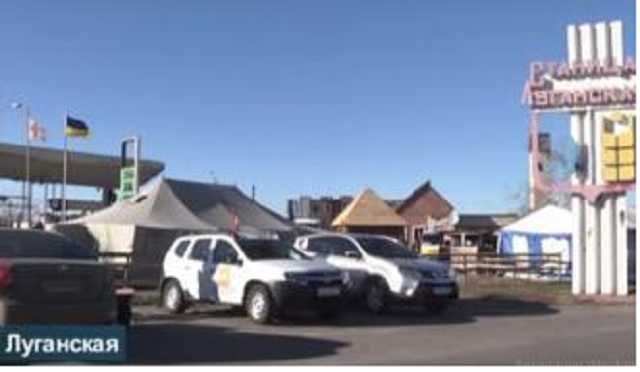 Появились фото большой пешей очереди в Станице Луганской