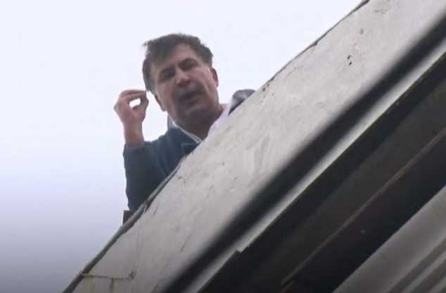 Обыск санкционирован лично Луценко: на Саакашвили надели наручники и тащат в автозак