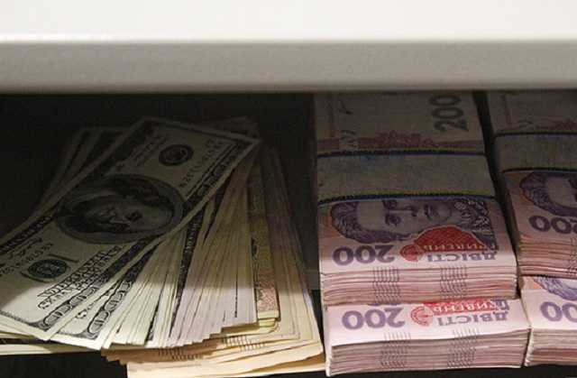 На обслуживание госдолга Украина тратит в 2 раза больше, чем на армию – эксперт