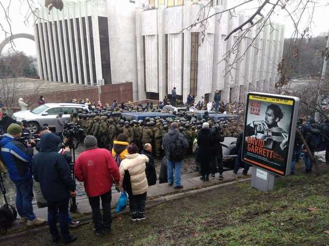 Задержание Саакашвили: люди начали разбирать брусчатку, полиция пошла на "штурм"
