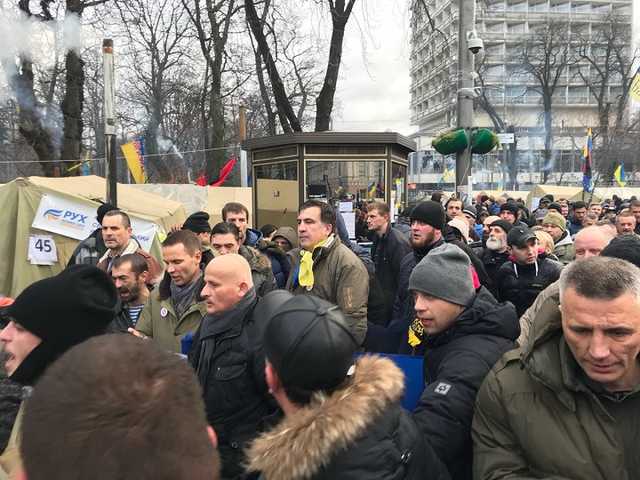 Саакашвили со сторонниками пришел под Раду. Силовики спешно усиливают охрану