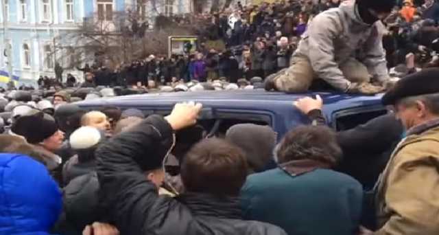 Полиция задержала девять человек за блокирование авто с Саакашвили