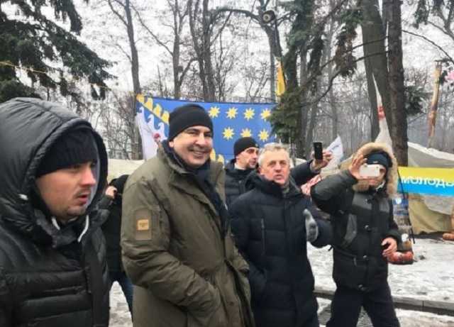 Саакашвили сидит в палатке. Подход к нему охраняют трое людей