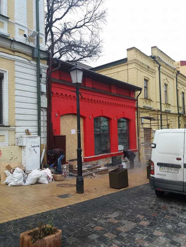 На Андреевском спуске радикально «преобразили» памятник архитектуры