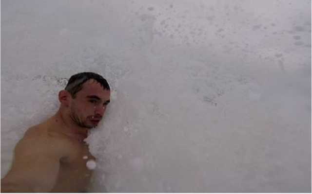 Одесский экстремал решил искупаться в море во время шторма