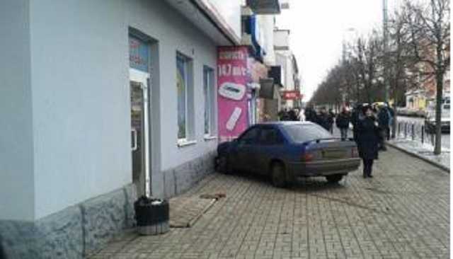 В центре Макеевки автомобиль влетел в дом