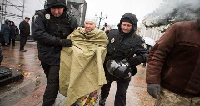 Голая активистка Femen шокировала своим протестом под Радой