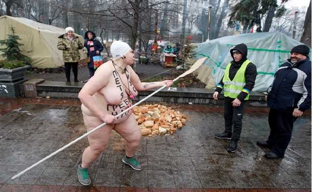Голая активистка Femen оказалась учительницей украинского языка