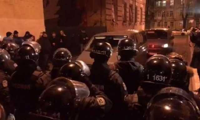 Под СБУ собрались сторонники Саакашвили, здание охраняют силовики