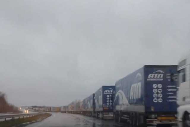 Более 20 километров: в сети показали жуткую пробку на украинской границе