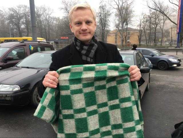 Под домом Луценко начались столкновения: досталось нардепу Барне