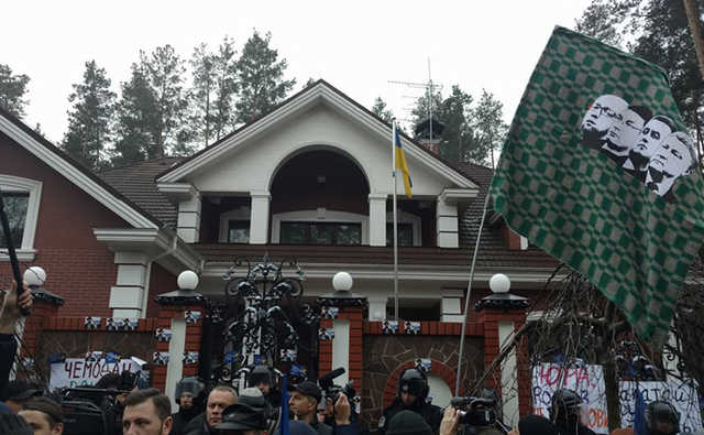 Автомайдан возле дома Луценко: "Ира, вынеси козла"