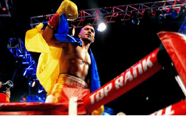 Порошенко и Гройсман поздравили Ломаченко с исторической победой